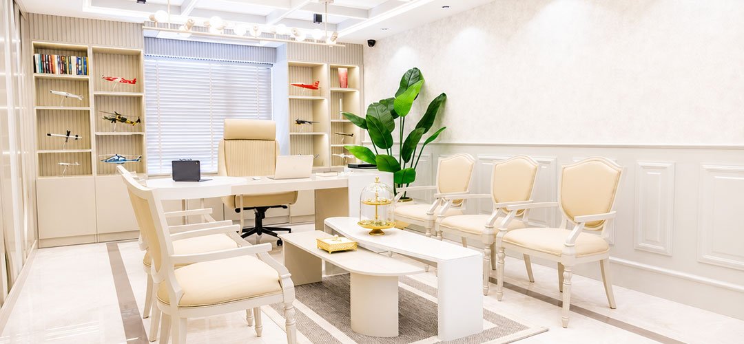Açık tonlarda döşenmiş ofis ve görüşme alanı